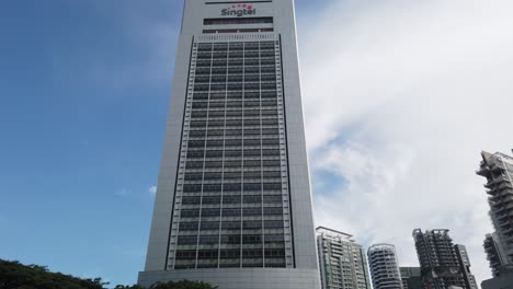 Singapur-2.-Juni-2022-Straßenansicht-Des-Singtel-Firmenlogos