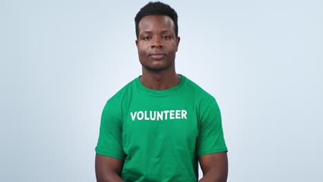 Freiwilliger,-Schwarzer-Mann-Lächelt-Und-Gesicht-Mit-NGO
