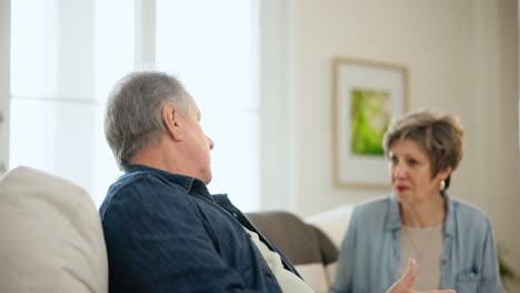 Senior-couple,-angry-and-arguing-on-divorce