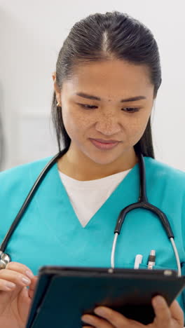 Médico,-Enfermera-O-Mujer-Con-Tableta-Para-Investigación