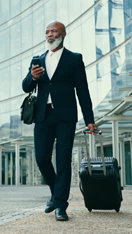 Business-man,-suitcase-and-phone-in-city