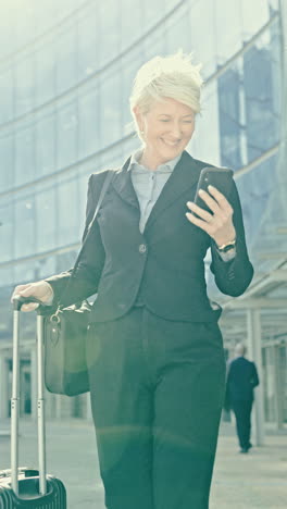 Business-woman,-suitcase-and-phone-in-city