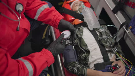 Watch,-pulse-and-hands-of-a-paramedic