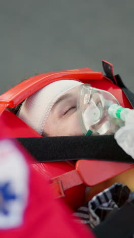 Unfall,-Krankenwagen-Und-Patient-Mit-Sauerstoffmaske