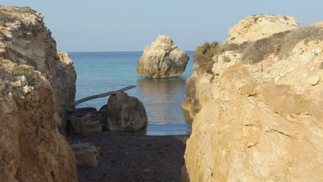 Winziger-Strand-Oder-Cala-Inmitten-Von-Felsen-Mit-Der-Schönen-Morgensonne-Auf-Menorca