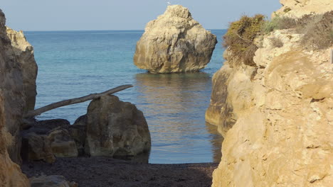 Kleine-Bucht-In-Einem-Felsigen-Gebiet-Mit-Dem-Morgenlicht-Auf-Menorca