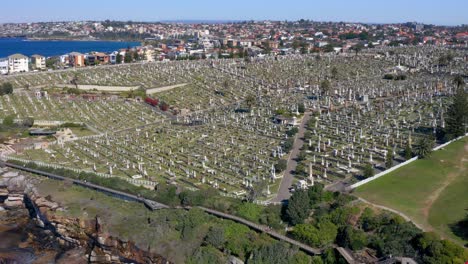 Waverley-Cemetery---Oceanside-Monumental-Military-Cemetery-At-Bronte,-NSW,-Australia