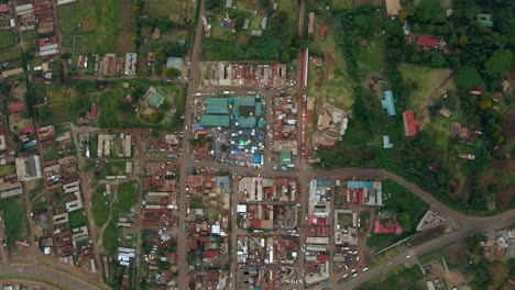 Vista-Aérea-Sobre-Un-Mercado-Y-Un-Centro-De-La-Ciudad-De-África-Oriental---Arriba,-Tiro-De-Drones