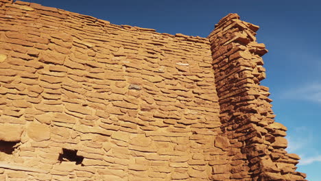 Ruinen-Von-Wukoki-Pueblo-Am-Schönen-Tag-Mit-Blauem-Himmel