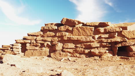Schwenkende-Niedrige-Winkelaufnahme-Von-Ruinen-In-Wukoki-Pueblo