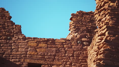Schwenkschuss-Alter-Ruinen-Von-Wukoki-Pueblo-An-Einem-Sonnigen-Tag