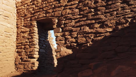 Blick-Durch-Die-Alte-Tür-Des-Wukoki-Turms-Im-Wukoki-Pueblo