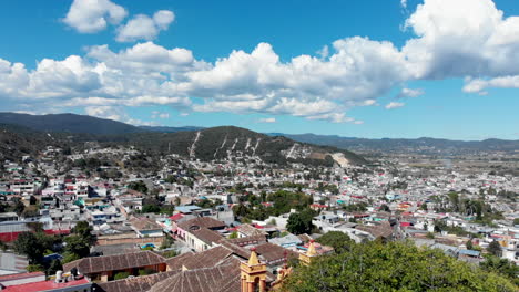 Drohnenlandung-Aus-Comitan-De-Dominguez-Chiapas-San-Caralampio-Kirche-Kiosk-Szenischer-Wolkenhimmel-Wahrzeichen