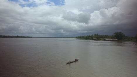 Vista-De-Drones-De-Una-Canoa-Indígena-Flotando-En-El-Río-Orinoco