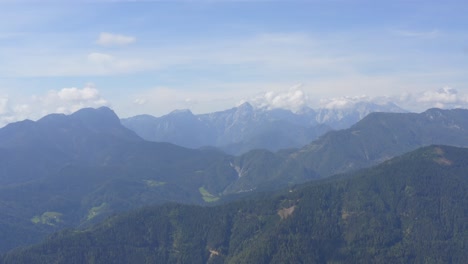 Majestätische-Luftaufnahme-Von-Peca,-Dem-Höchsten-Berg-Der-östlichen-Karawanken