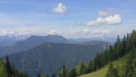 Schichten-Von-Bergen-Und-Gipfeln,-Die-Mit-Grünem-Wald-Bedeckt-Sind