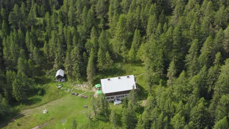 Berghütte-Mitten-Im-Alpen-Peca-Wald