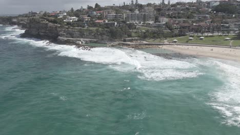 Bronte-Beach-With-Bronte-Baths-And-Swimming-Basin