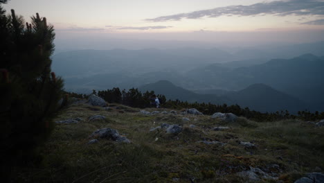 Ein-Schuss-Des-Tals-Vom-Berg-Peca,-Wanderer-Gehen-In-Der-Ferne-Mit-Wanderstöcken-Am-Frühen-Morgen-Vor-Sonnenaufgang-Vorbei