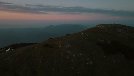 Eine-Drohnenaufnahme-Des-Berges-Peca-Am-Frühen-Morgen-Bei-Sonnenaufgang