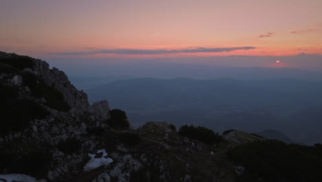 Eine-Drohnenaufnahme-Von-Der-Spitze-Des-Berges-Peca-Am-Frühen-Morgen-Mit-Einem-Wunderschönen-Sonnenaufgang