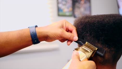Friseurhände-Schneiden-Nicht-Erkennbare-Afroamerikanische-Kinderhaare-Mit-Elektrorasierer