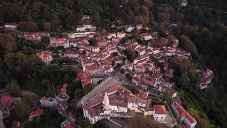 Historisches-Zentrum-Von-Sintra,-Portugal,-Mit-Nationalpalast-Von-Sintra,-Von-Der-Maurenburg-Aus-Gesehen