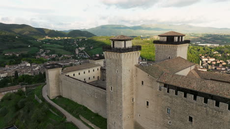 Fly-Over-Spoleto-Fortress-With-Panoramic-City-Views-In-Spoleto,-Umbria-Italy