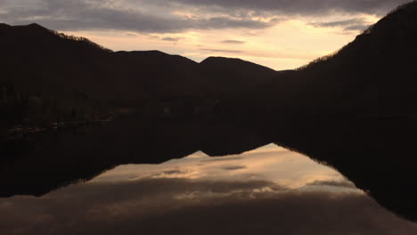 Reflection-of-Tarnita-Lake-,-late-evening