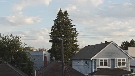 Wolken-Ziehen-Am-Nachmittag-über-Häuser-In-Vancouver