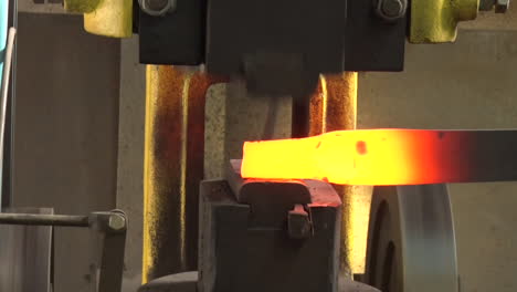 The-Machine-Automatically-Hits-The-Hot-Iron