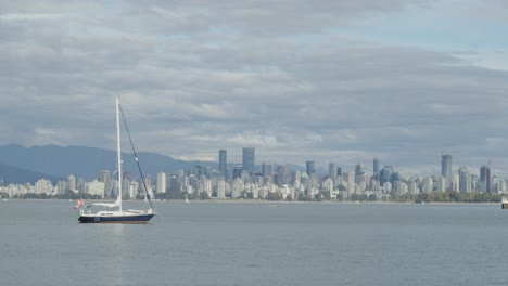 Segelboot---Stadtbild-Der-Innenstadt-Von-Vancouver-Mit-Sich-Bewegenden-Wolken