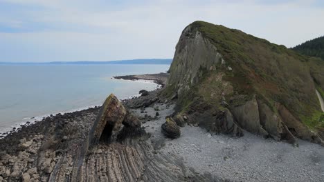 Blackchurch-Rock-North-Devon-Drone-rising-over-beach-large-arch-stack-found-at-Mouthmill