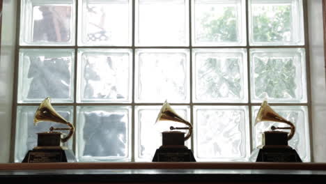 Grammy-Awards-Auf-Dem-Kaminsims-In-Einem-Aufnahmestudio