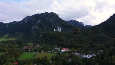 Drone-flying-to-Castle-Neuschwanstein-in-Bavaria,-Germany-in-4k