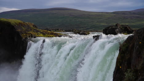 Cascada-De-Islandia-Que-Fluye-A-La-Luz-Del-Día