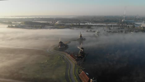 Die-Zaanse-Schans-Mit-Niedrigem-Nebel-Bei-Sonnenaufgang-Filmische-Drohne-Antenne-In-4k