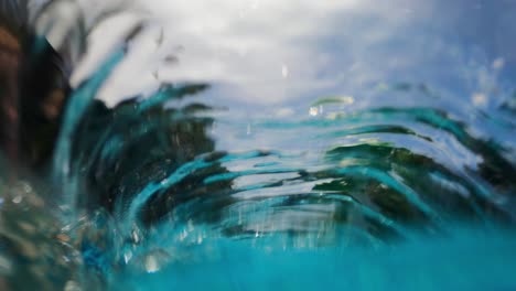 Aufnahmen-Einer-Sprudelröhre-Unter-Wasser-In-Einem-Schwimmbecken,-Die-Wellen-Und-Verzerrte-Bilder-Erzeugt