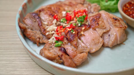 savoury-grilled-chicken-with-chilli-and-garlic-on-plate