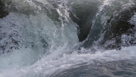 Island-Wasserfall,-Der-Bei-Tageslicht-Fließt