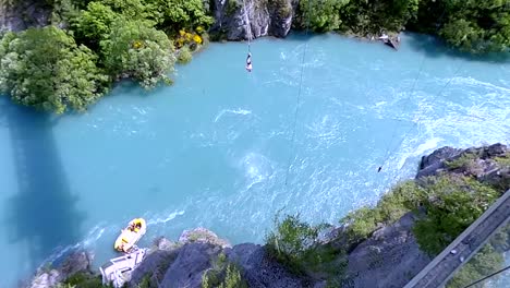 Mann-Bungee-Jumping-Von-Der-Kawarau-Brücke-In-Neuseeland