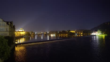 Prager-Nationaltheater-Am-Flussufer-Der-Moldau-Bei-Nacht
