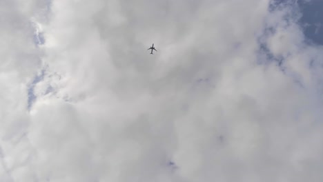 In-Den-Himmel-Blicken,-Während-Ein-Flugzeug-Vorbeifliegt