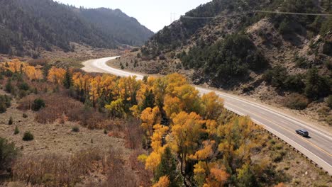 Carretera-De-Colorado-De-Otoño-Por-Dron-4k
