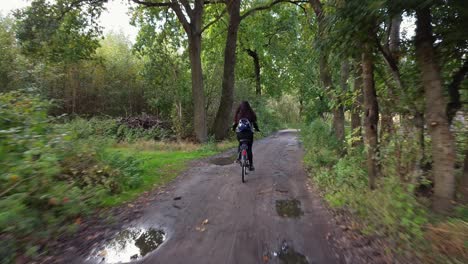 Andar-En-Bicicleta-En-Una-Ruta-Ciclista-En-El-Bosque