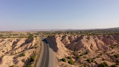 Drone-De-Nuevo-México-4k-Volando-Sobre-La-Carretera