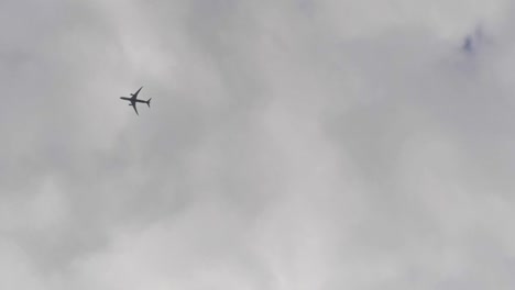 Vertikales-Video,-In-Dem-Man-In-Den-Himmel-Schaut,-Während-Ein-Flugzeug-Vorbeifliegt
