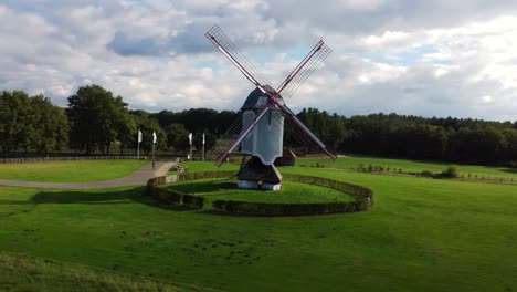 Die-Alte-Windmühle-In-Lommel,-Belgien