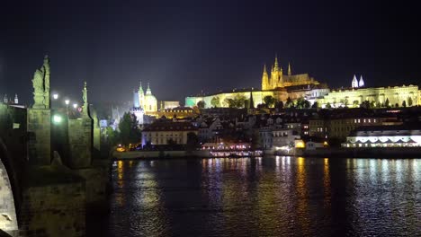 Prager-Burg-Und-Karlsbrücke-über-Der-Moldau-Bei-Nacht