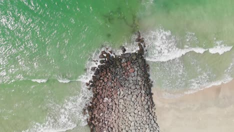 Luftbild-Von-Wellenbrüchen-Auf-Felsen,-Vogelperspektive-Von-Meereswellen,-Die-Gegen-Die-Nackten-Steine-Schlagen,-Tiefblaues-Meer-Mit-Brechenden-Wellen-Und-Schaum-Auf-Felsen